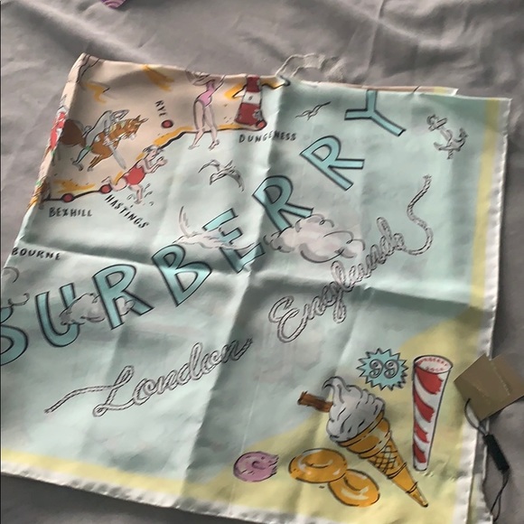 Burberry silk scarf - Picture 4 of 7